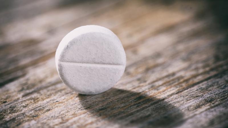 Chez les plus de 75 ans, consommer de l'aspirine quotidiennement présente des risques. 