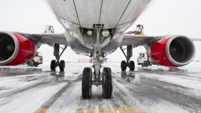 Des passagers obligés de pousser un avion à cause du froid