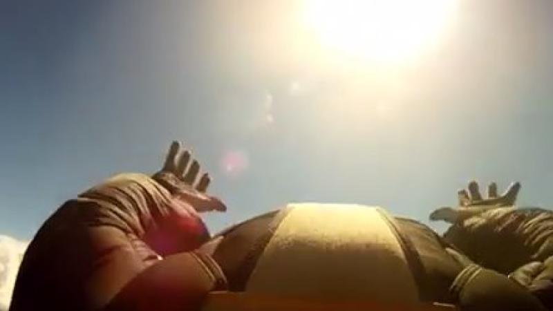 Un parachutiste filme la chute d'une météorite