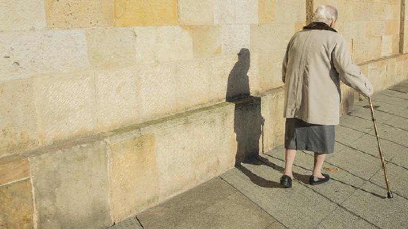 femme âgée marche avec une cane 